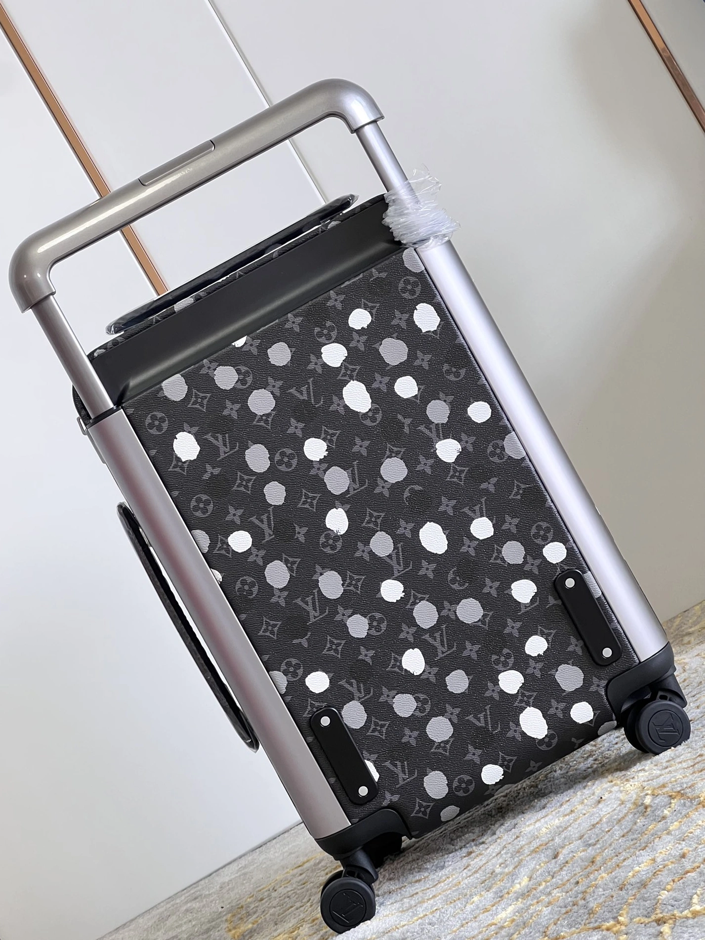 Bold 761 Louis Vuitton Luggage