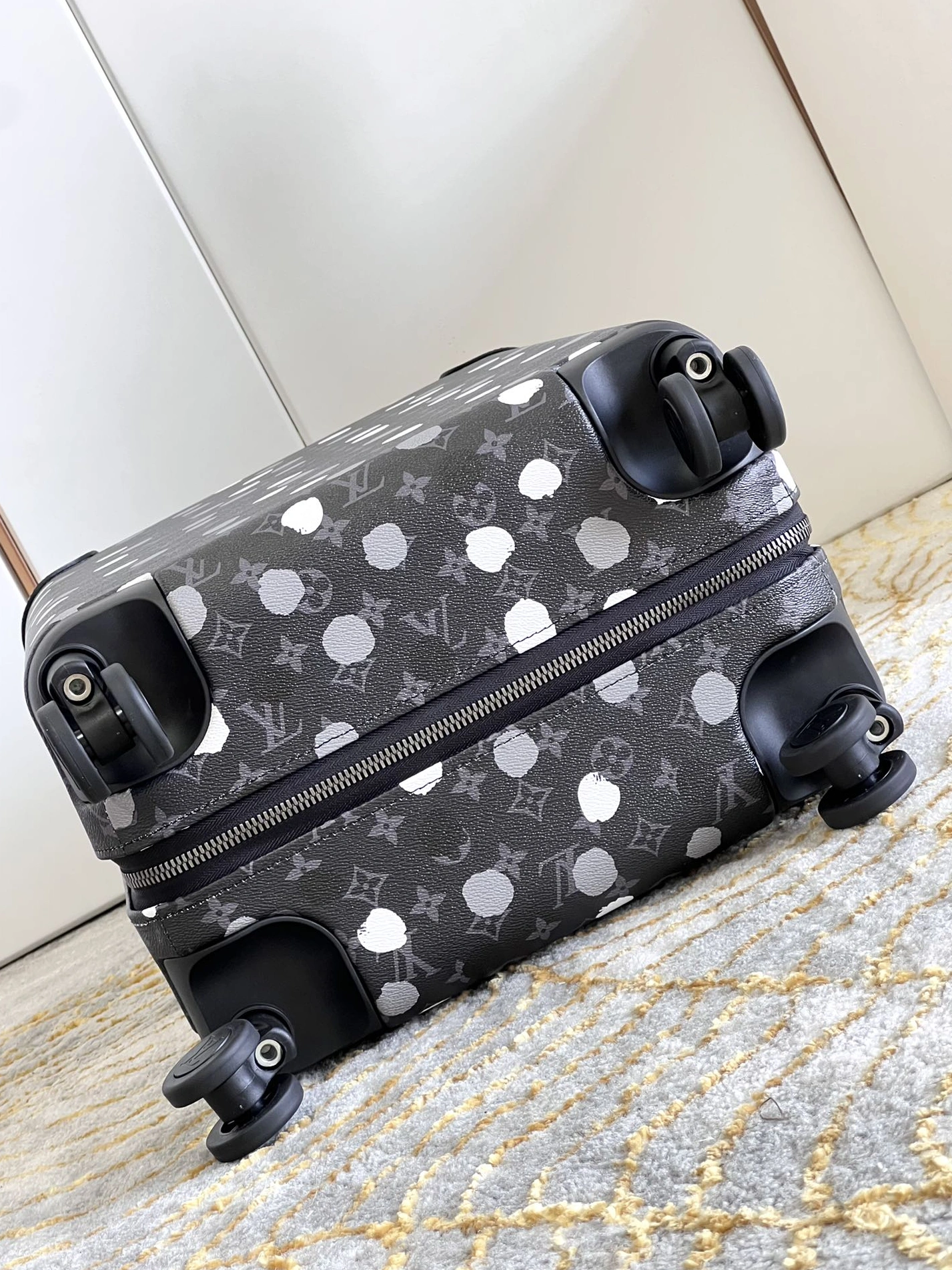 Bold 761 Louis Vuitton Luggage