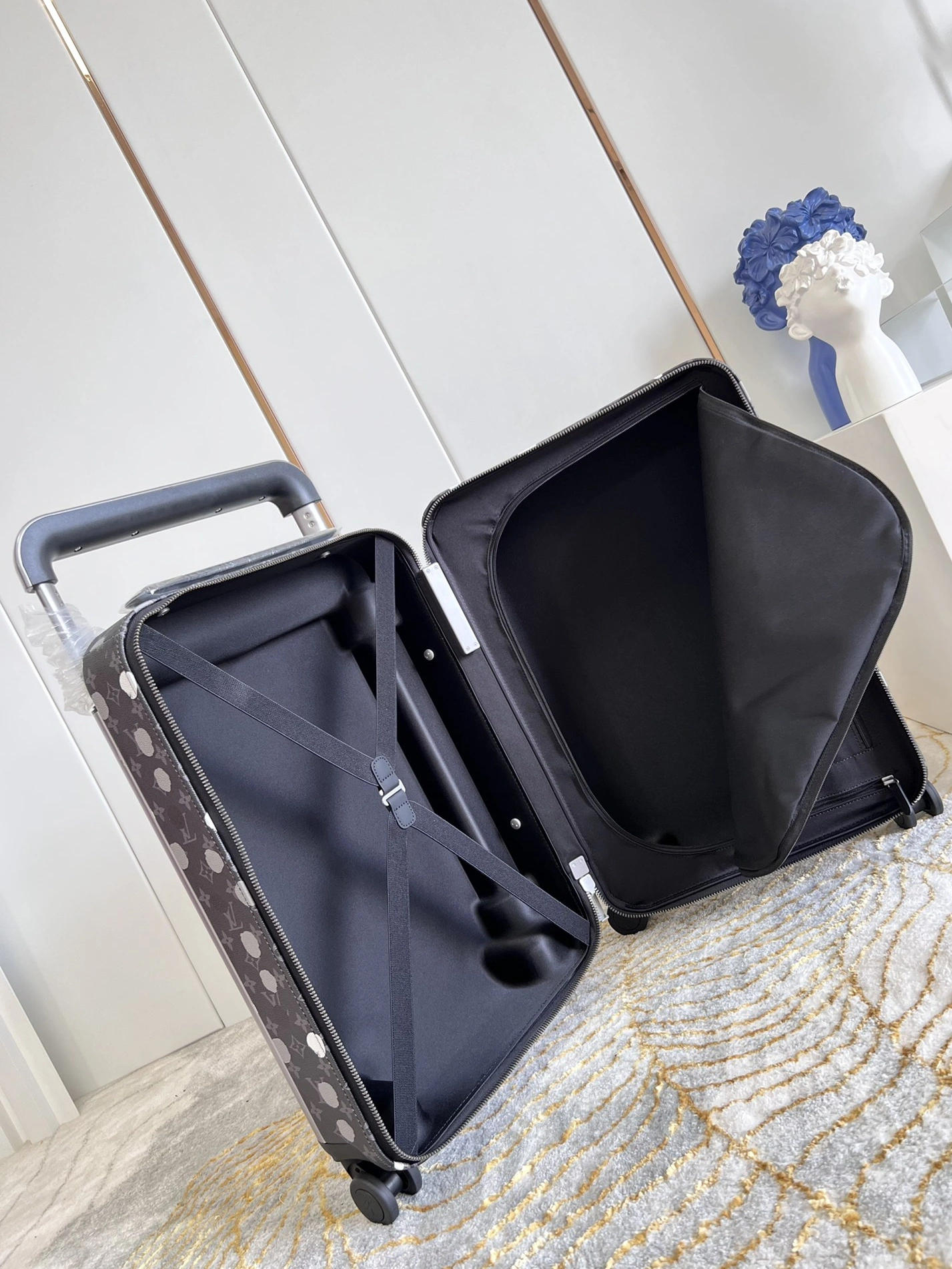 Bold 761 Louis Vuitton Luggage