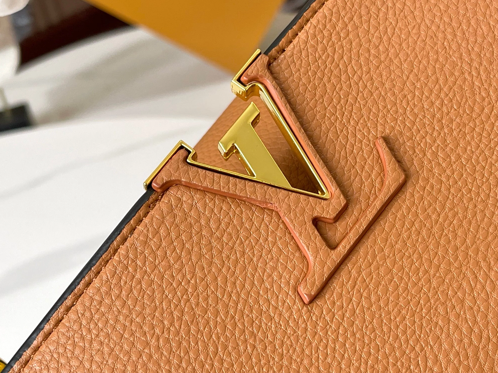 Bold 8266 Louis Vuitton AAA Quality Messenger Bags For Women