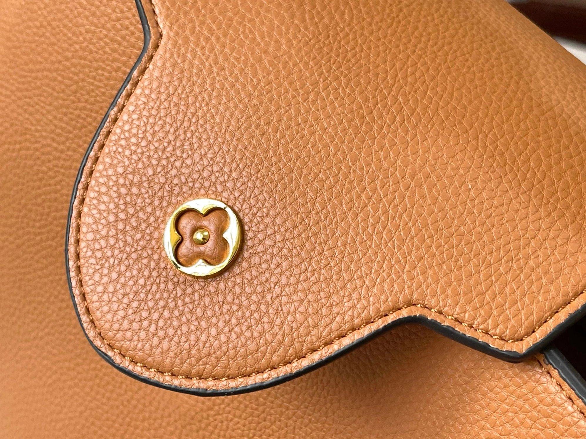 Bold 8266 Louis Vuitton AAA Quality Messenger Bags For Women