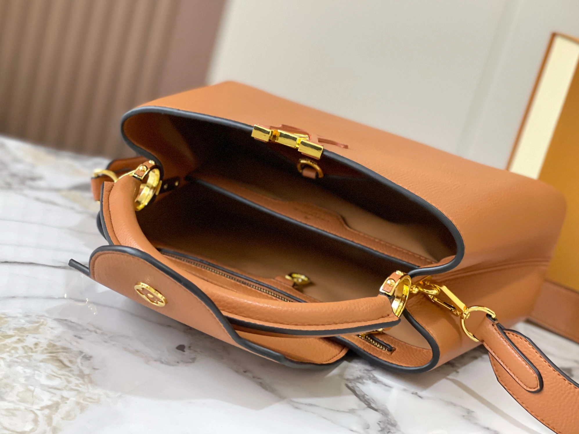 Bold 8266 Louis Vuitton AAA Quality Messenger Bags For Women