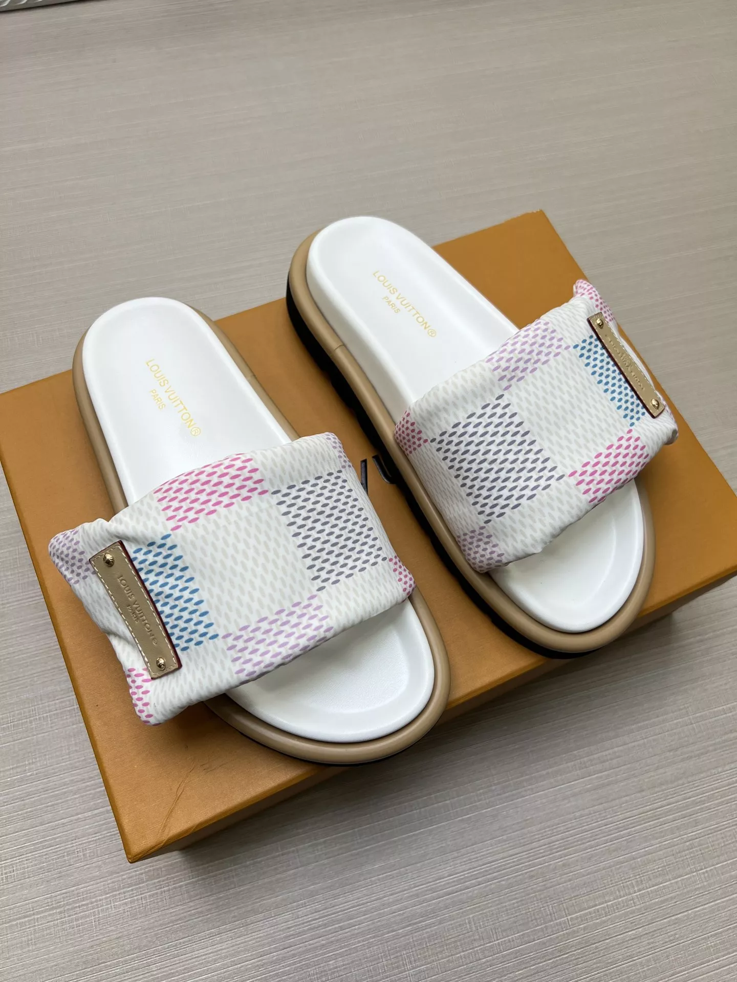 Bold 9919 Louis Vuitton Slippers For Men