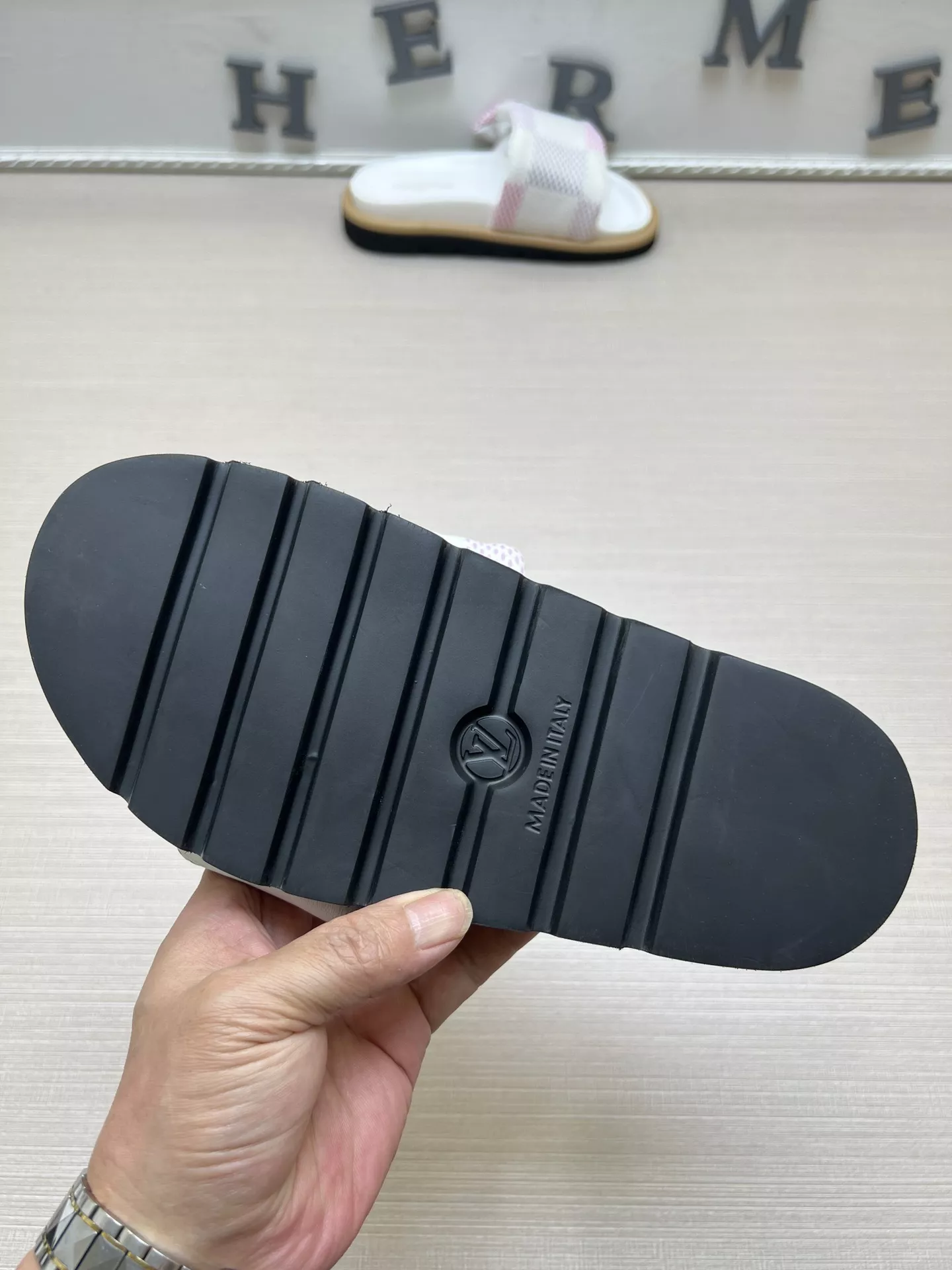 Bold 9919 Louis Vuitton Slippers For Men