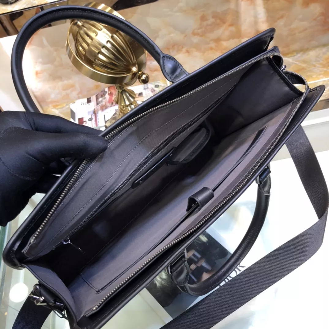 Bottega Veneta AAA Man Handbags Minimalist 7448