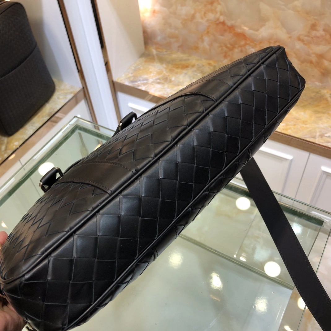 Bottega Veneta AAA Man Handbags Versatile 2879
