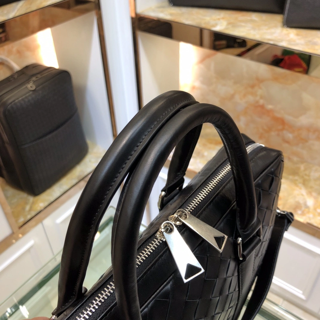 Bottega Veneta AAA Man Handbags Versatile 2879