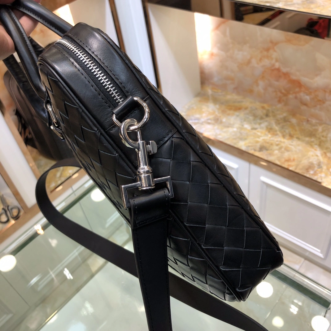 Bottega Veneta AAA Man Handbags Versatile 2879