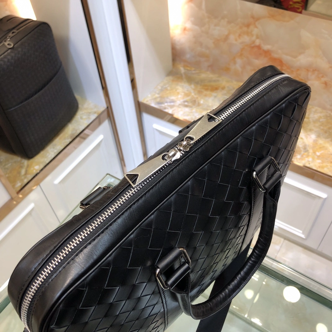 Bottega Veneta AAA Man Handbags Versatile 2879