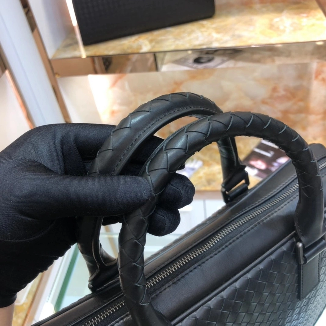 Bottega Veneta AAA Man Handbags Versatile 7609