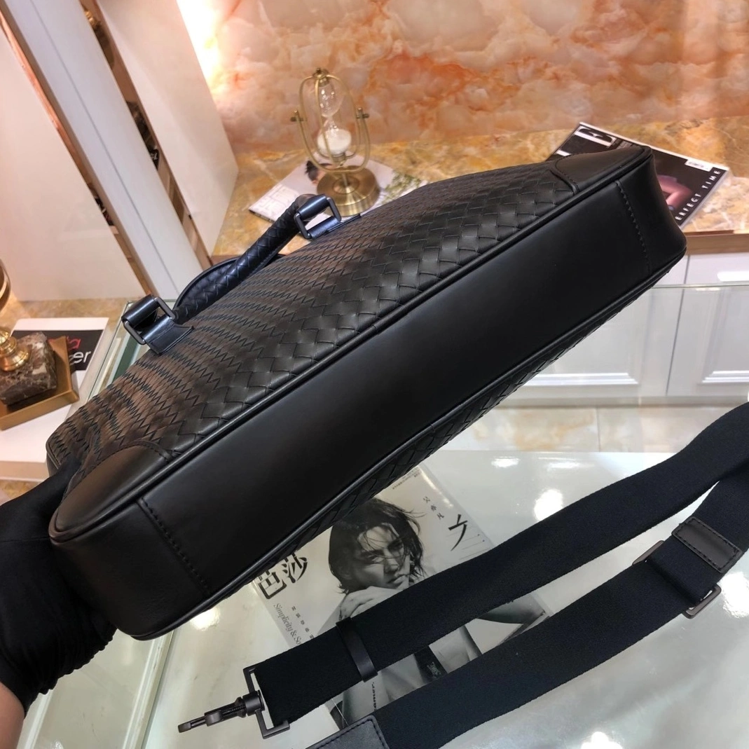 Bottega Veneta AAA Man Handbags Versatile 7609