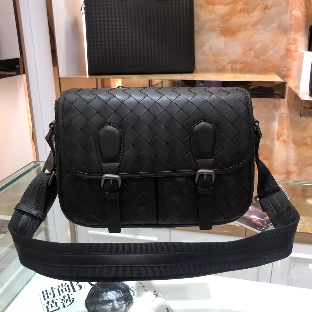 Bottega Veneta AAA Man Messenger Bags Bold 2075