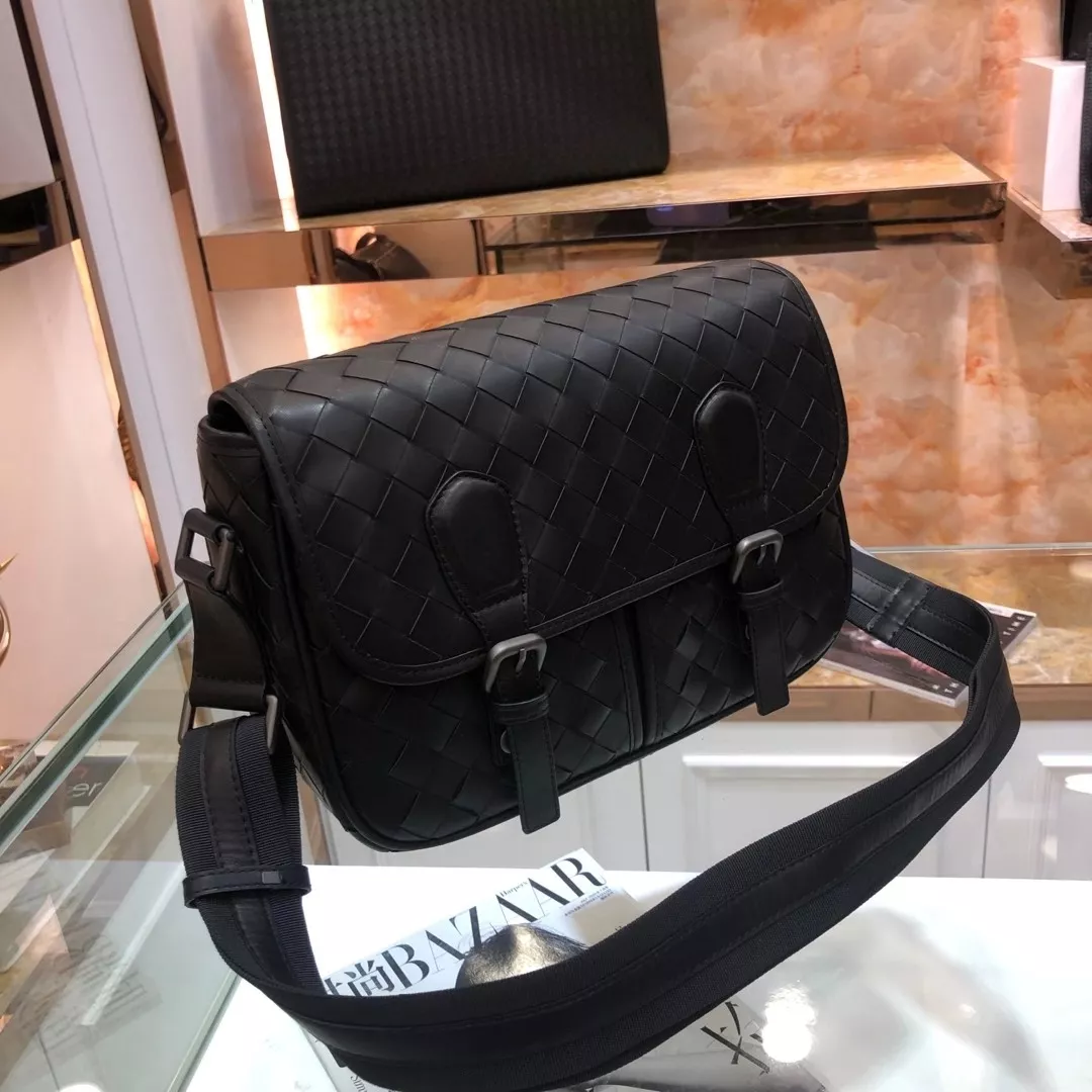 Bottega Veneta AAA Man Messenger Bags Bold 2075
