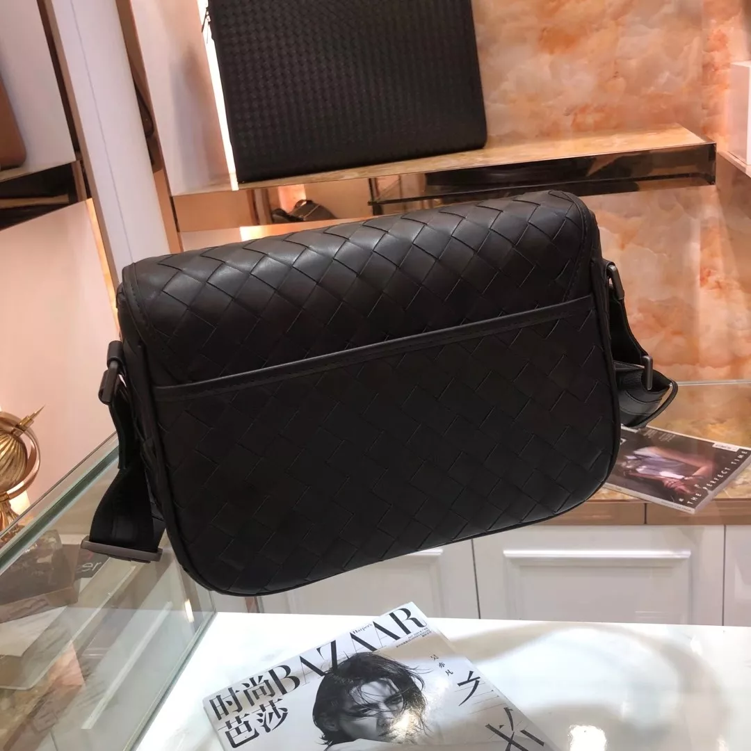 Bottega Veneta AAA Man Messenger Bags Bold 2075