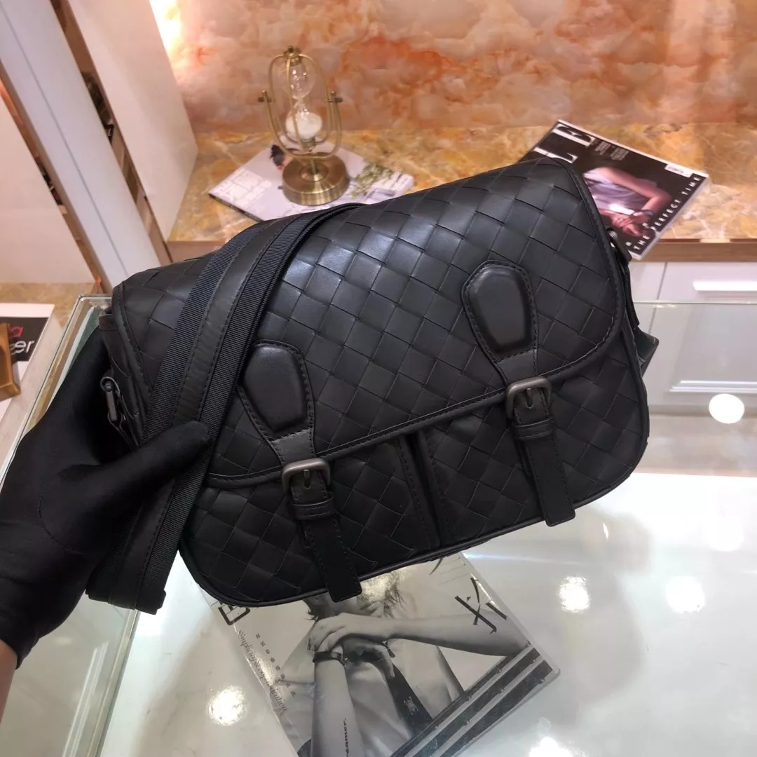 Bottega Veneta AAA Man Messenger Bags Bold 2075