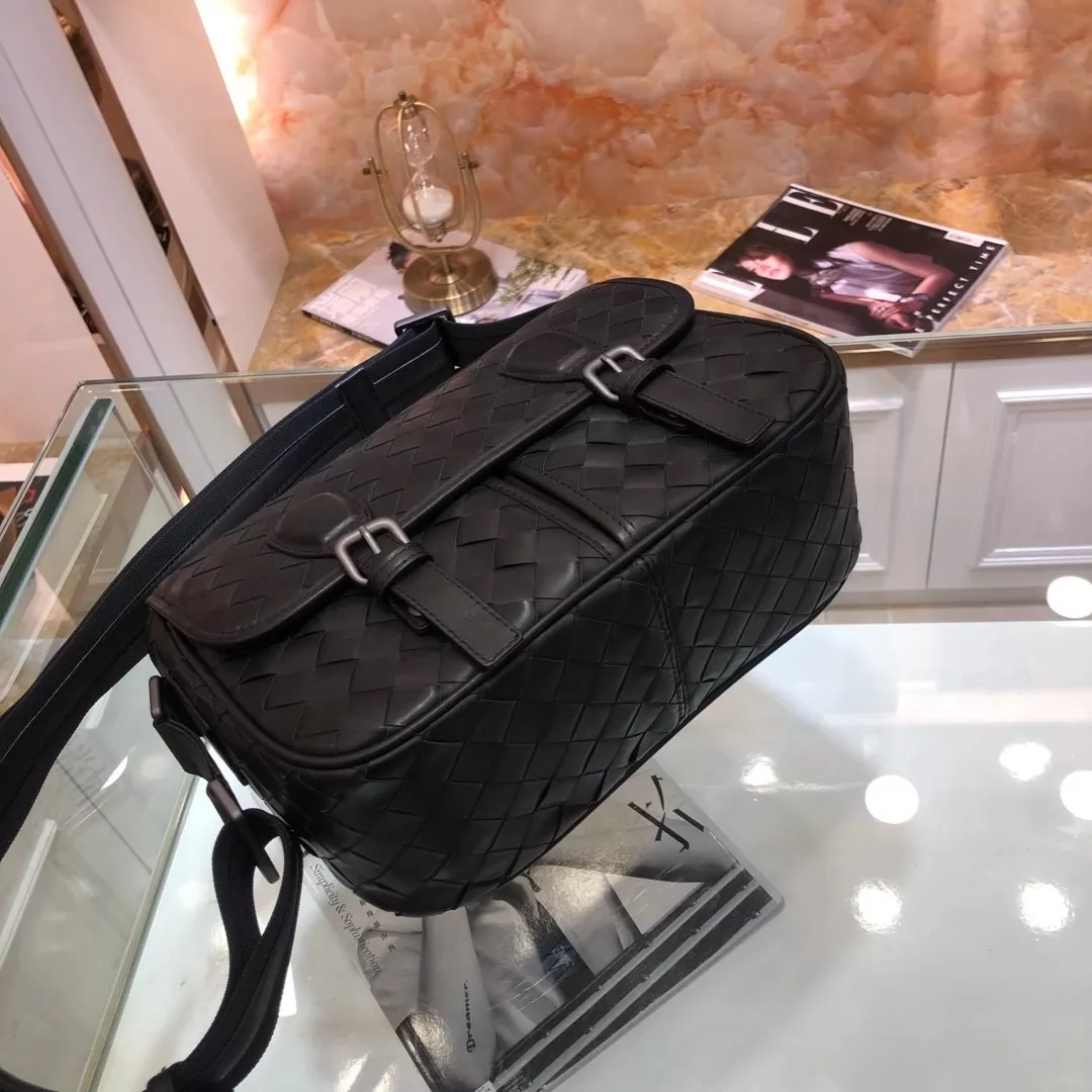 Bottega Veneta AAA Man Messenger Bags Bold 2075