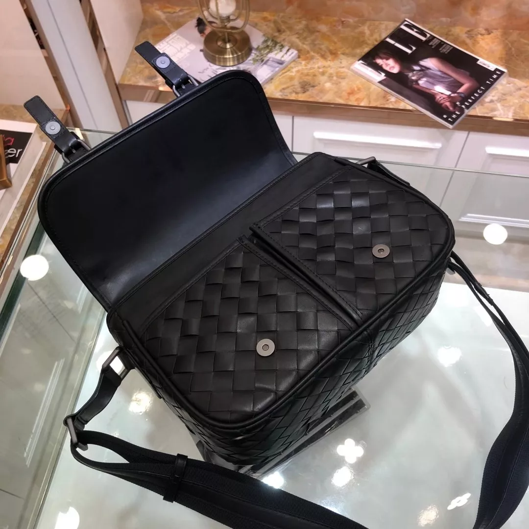 Bottega Veneta AAA Man Messenger Bags Bold 2075