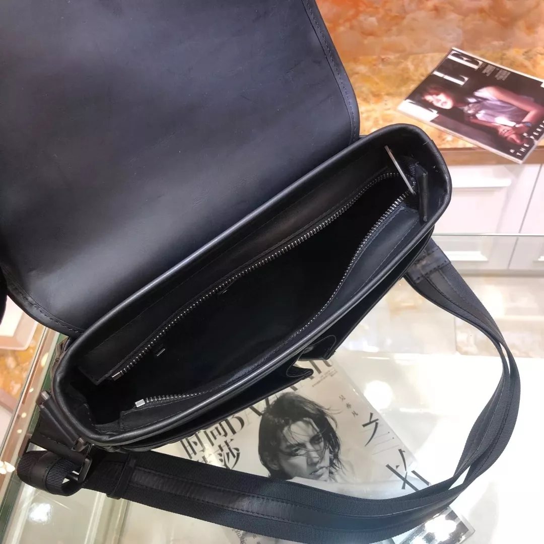 Bottega Veneta AAA Man Messenger Bags Bold 2075