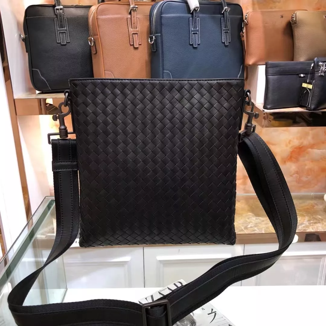Bottega Veneta AAA Man Messenger Bags Bold 8025