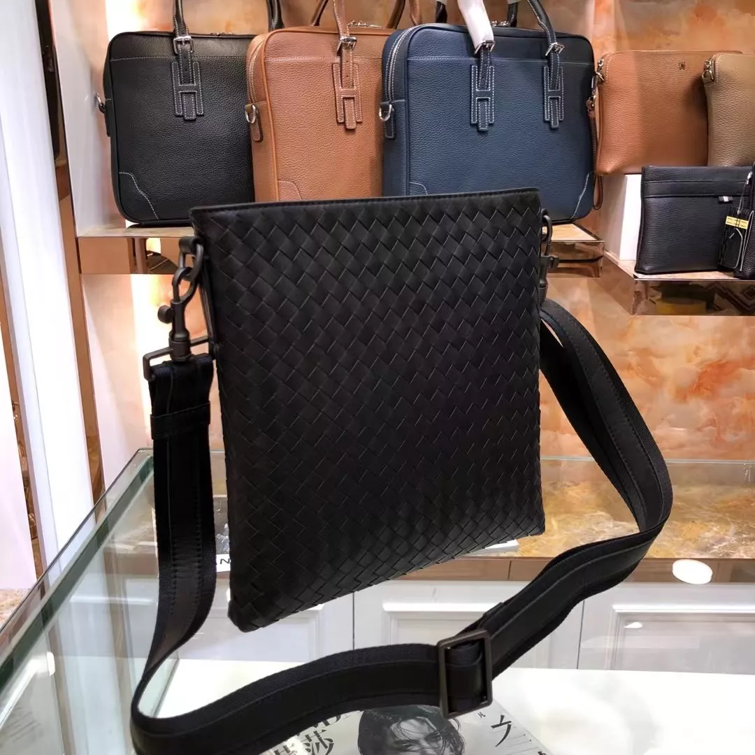 Bottega Veneta AAA Man Messenger Bags Bold 8025