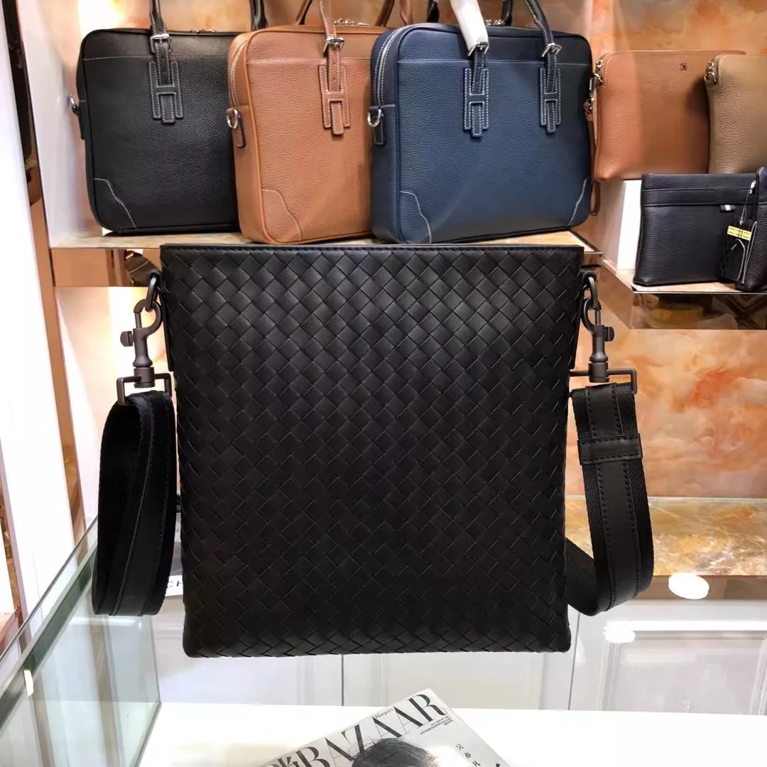 Bottega Veneta AAA Man Messenger Bags Bold 8025