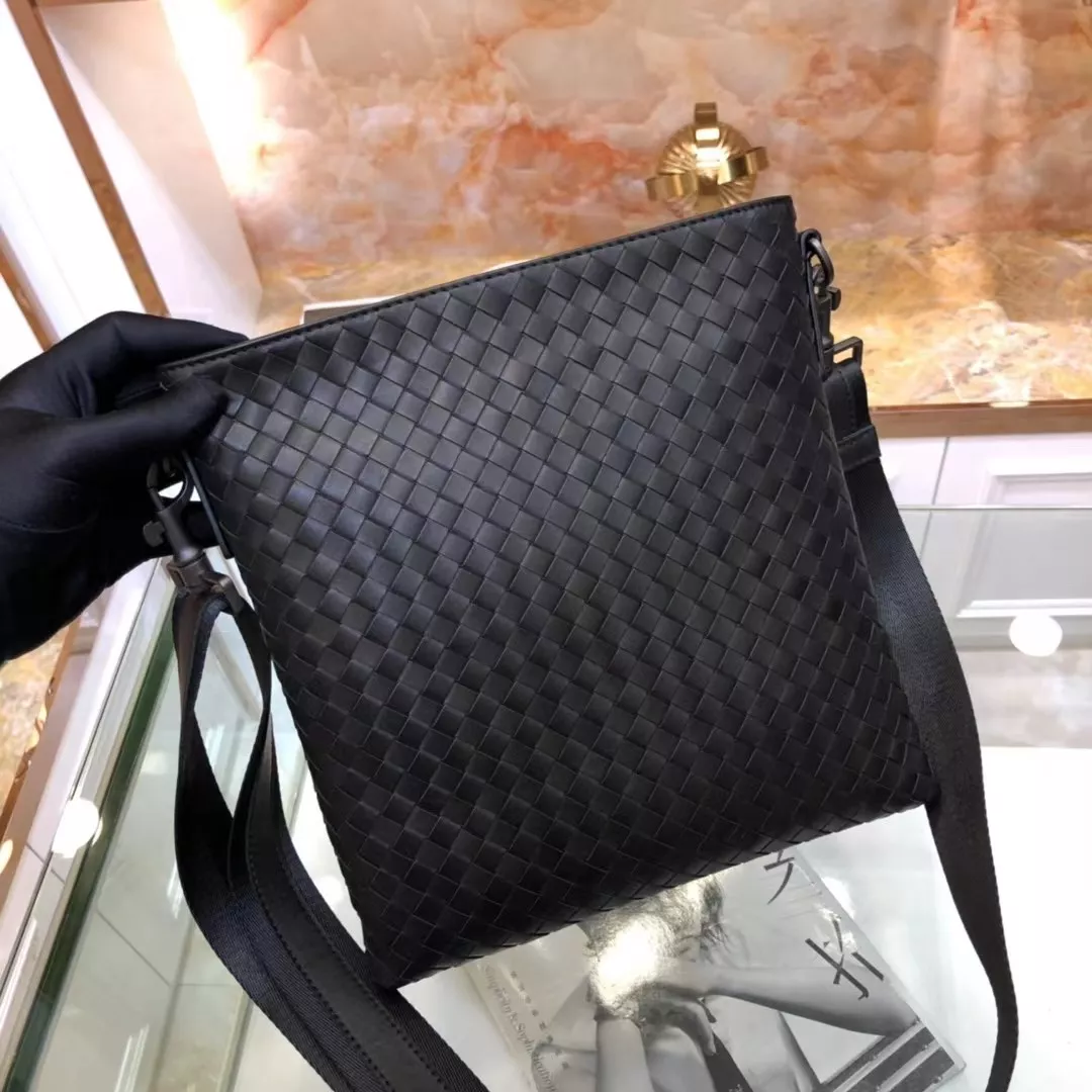 Bottega Veneta AAA Man Messenger Bags Bold 8025