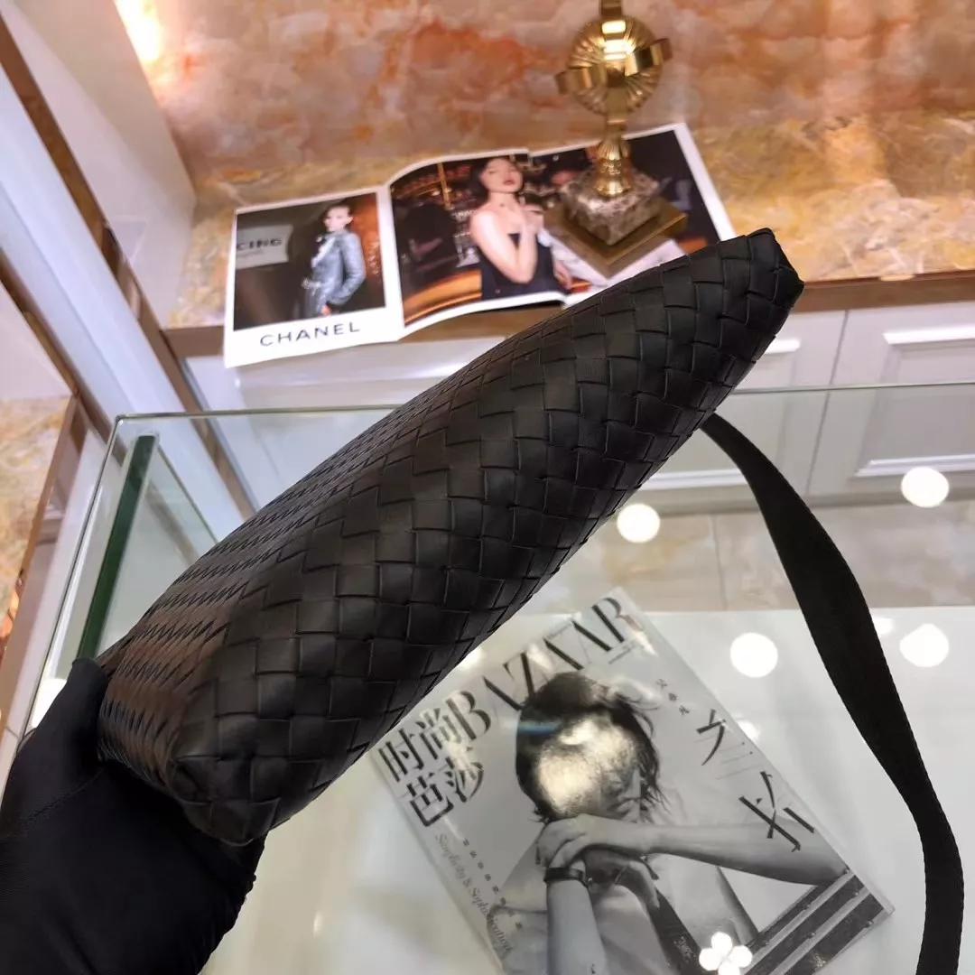 Bottega Veneta AAA Man Messenger Bags Bold 8025