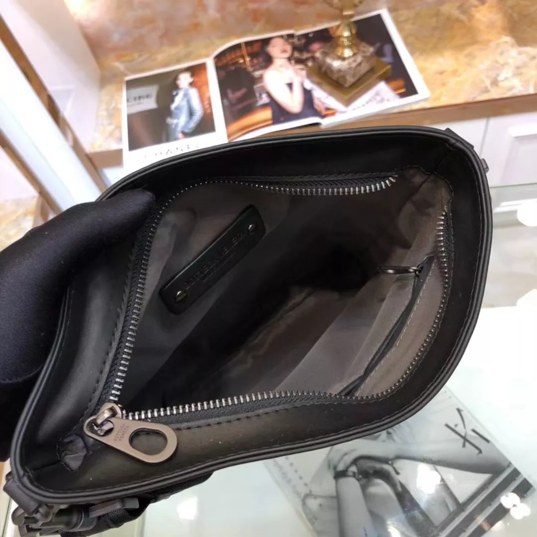 Bottega Veneta AAA Man Messenger Bags Bold 8025