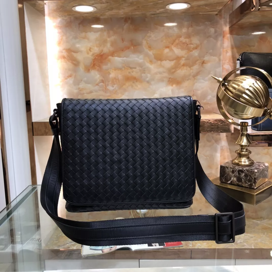 Bottega Veneta AAA Man Messenger Bags Cozy 4118