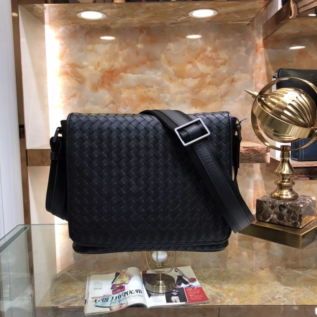 Bottega Veneta AAA Man Messenger Bags Cozy 4118
