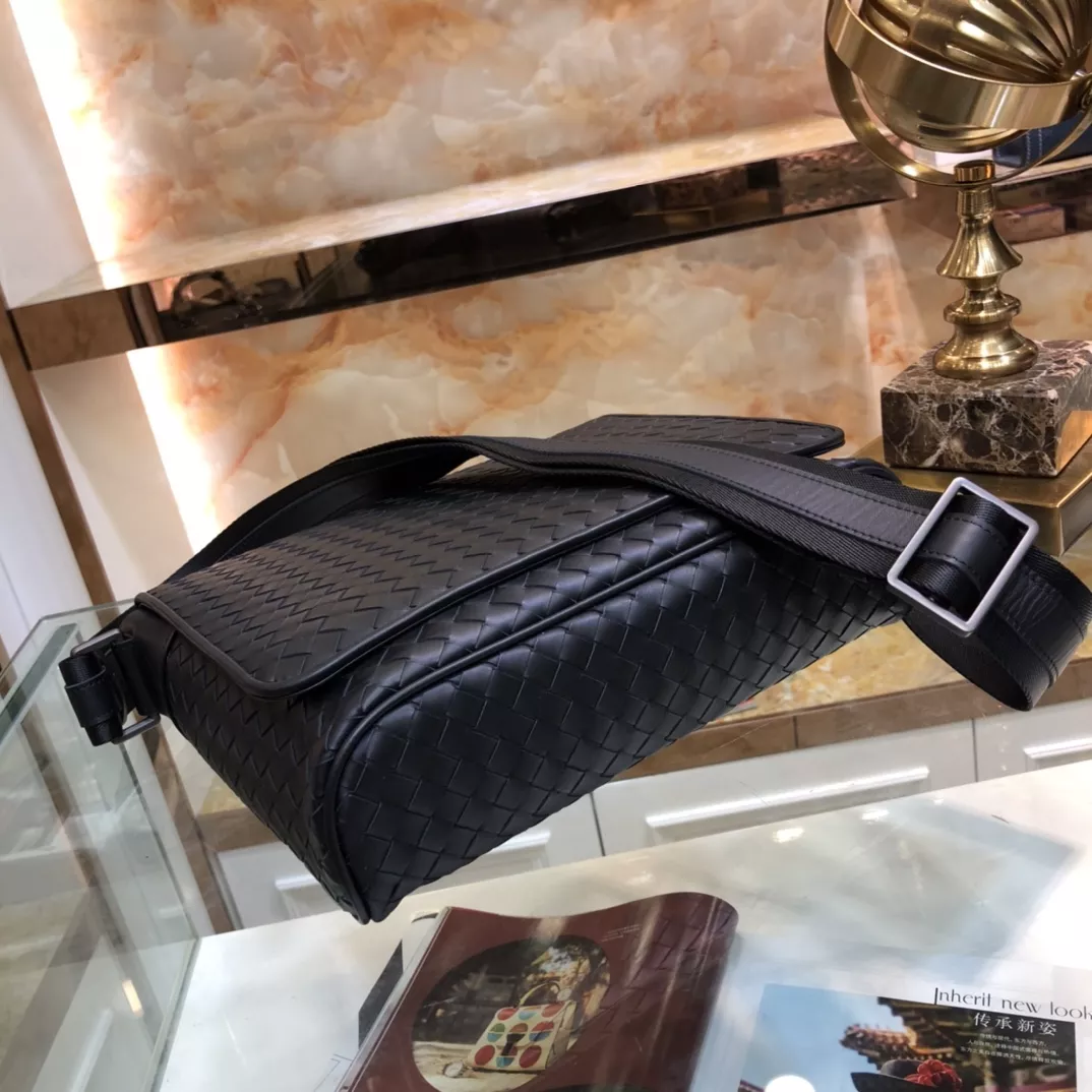 Bottega Veneta AAA Man Messenger Bags Cozy 4118
