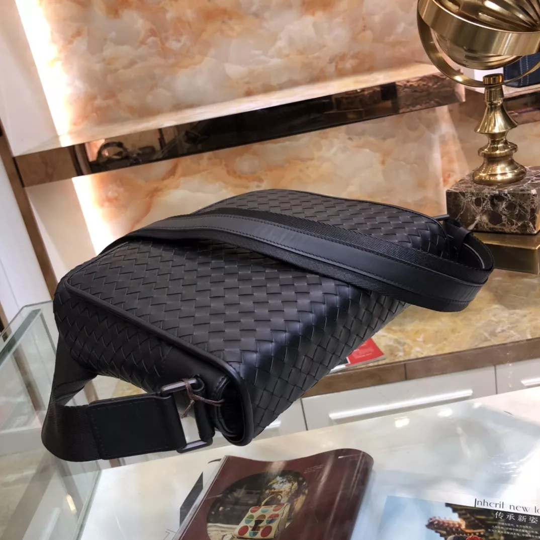 Bottega Veneta AAA Man Messenger Bags Cozy 4118
