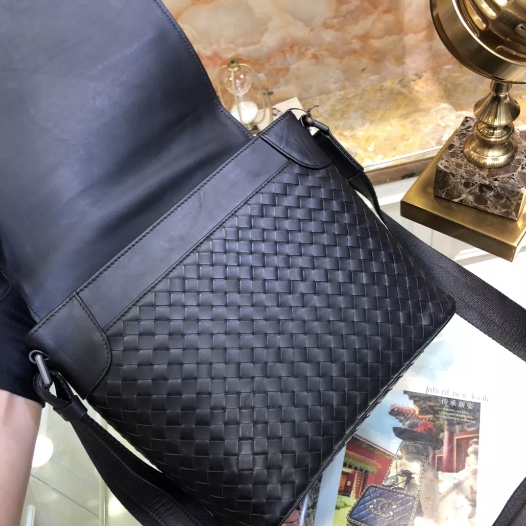 Bottega Veneta AAA Man Messenger Bags Cozy 4118
