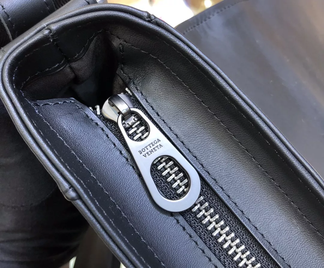 Bottega Veneta AAA Man Messenger Bags Cozy 4118