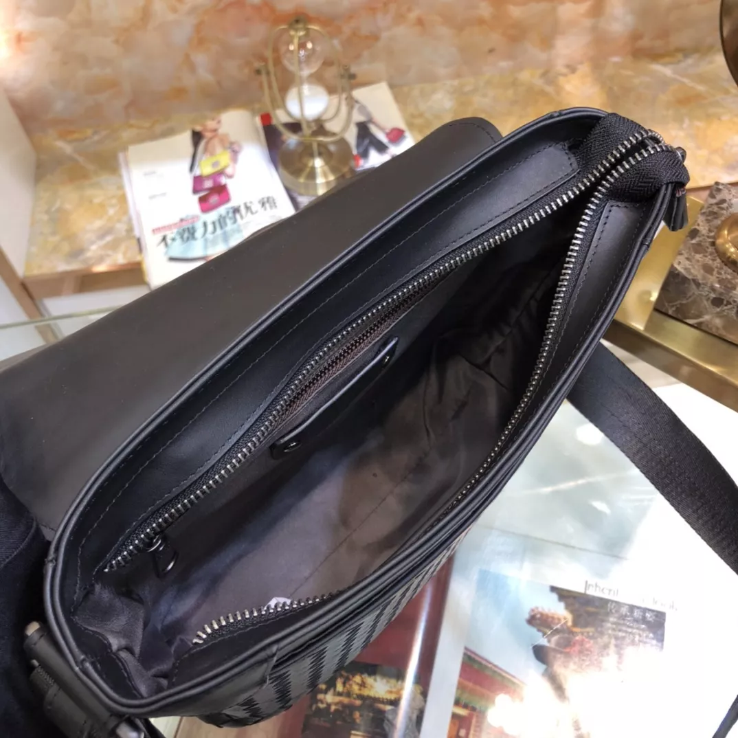 Bottega Veneta AAA Man Messenger Bags Cozy 4118