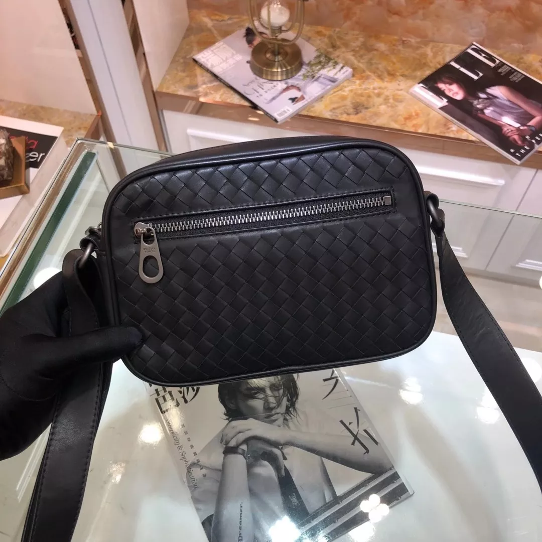Bottega Veneta AAA Man Messenger Bags Cozy 7301