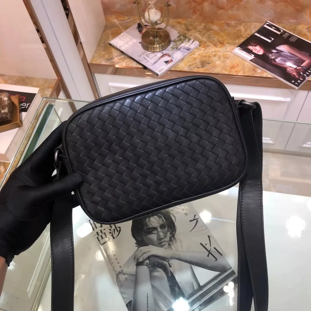Bottega Veneta AAA Man Messenger Bags Cozy 7301