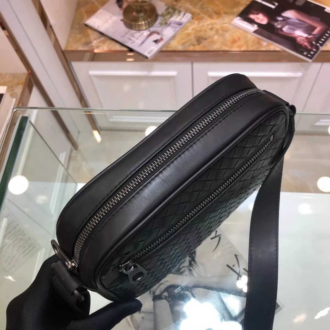 Bottega Veneta AAA Man Messenger Bags Cozy 7301