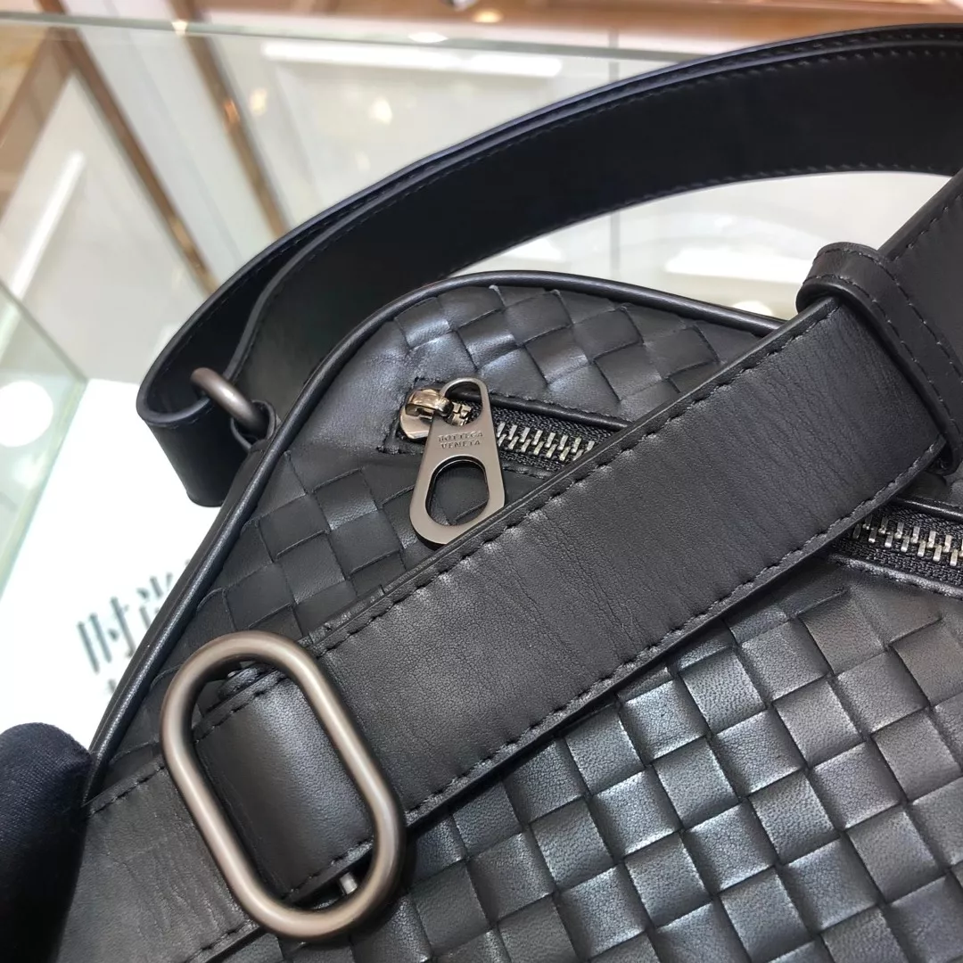 Bottega Veneta AAA Man Messenger Bags Cozy 7301
