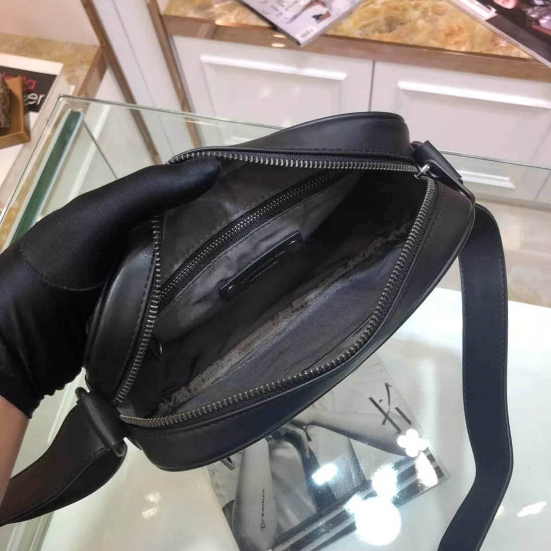 Bottega Veneta AAA Man Messenger Bags Cozy 7301