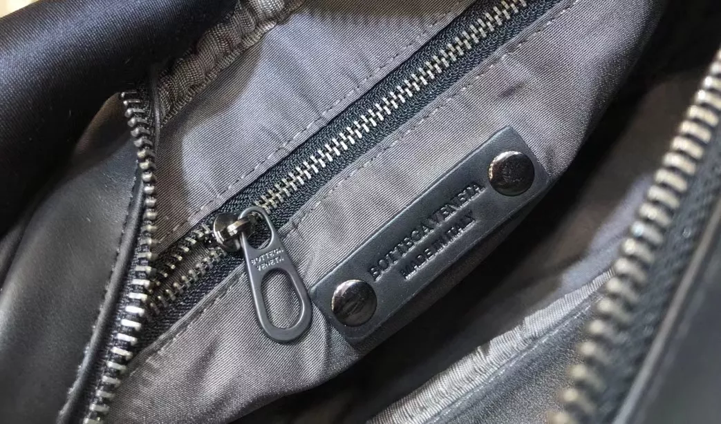 Bottega Veneta AAA Man Messenger Bags Cozy 7301