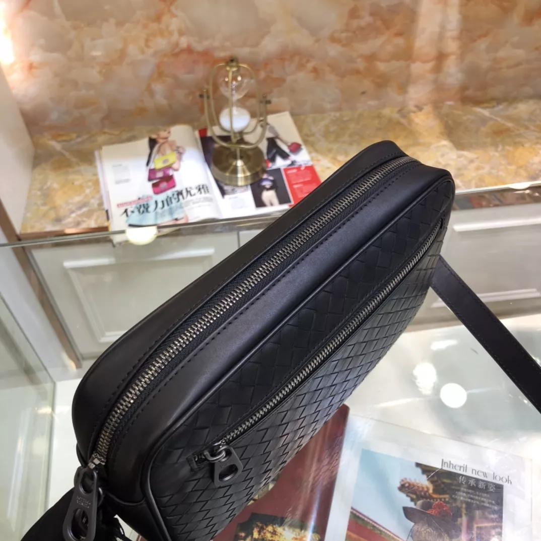Bottega Veneta AAA Man Messenger Bags DailyWear 702