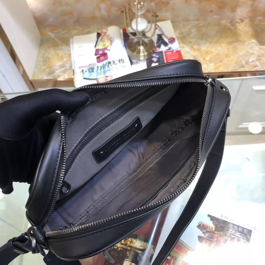 Bottega Veneta AAA Man Messenger Bags DailyWear 702