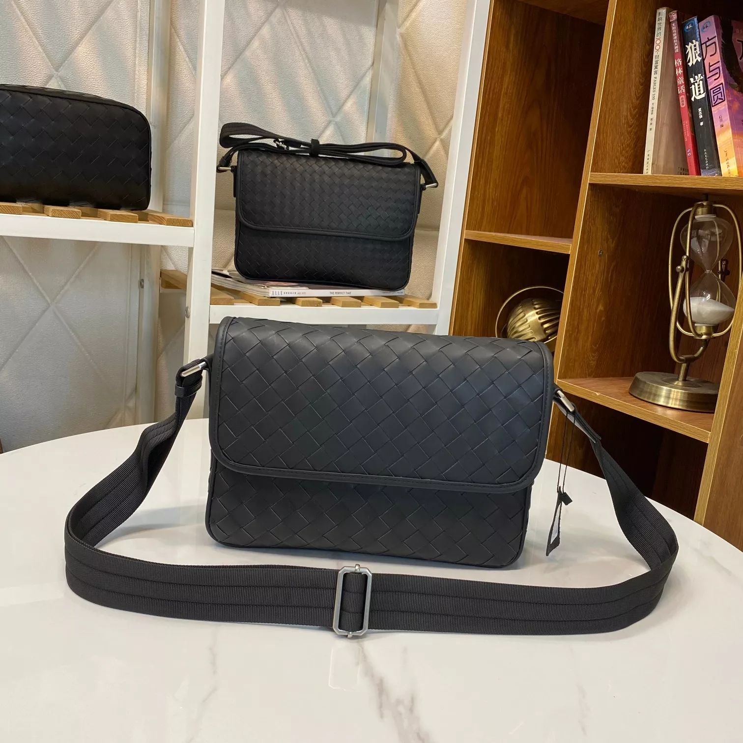 Bottega Veneta AAA Man Messenger Bags DailyWear 9400