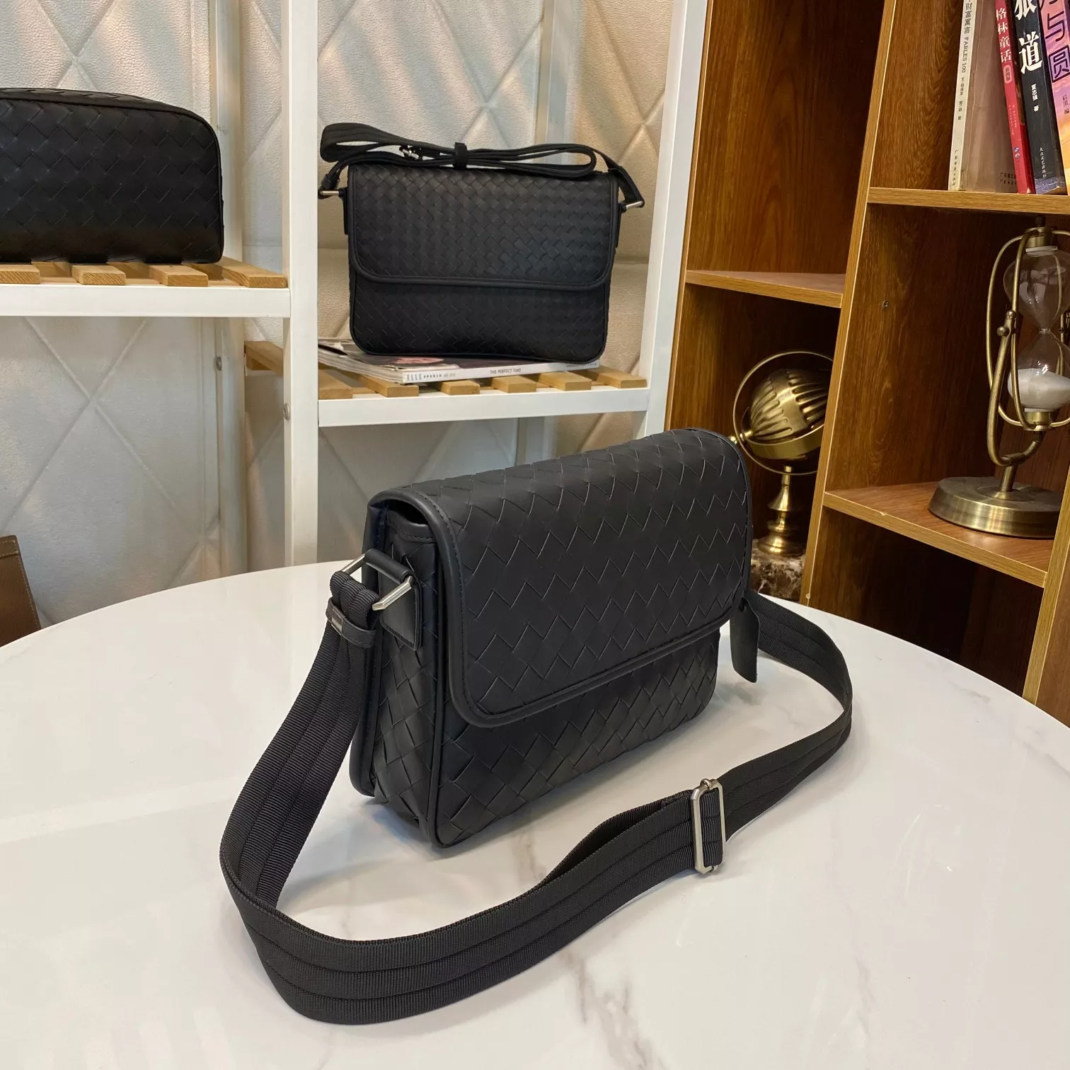 Bottega Veneta AAA Man Messenger Bags DailyWear 9400