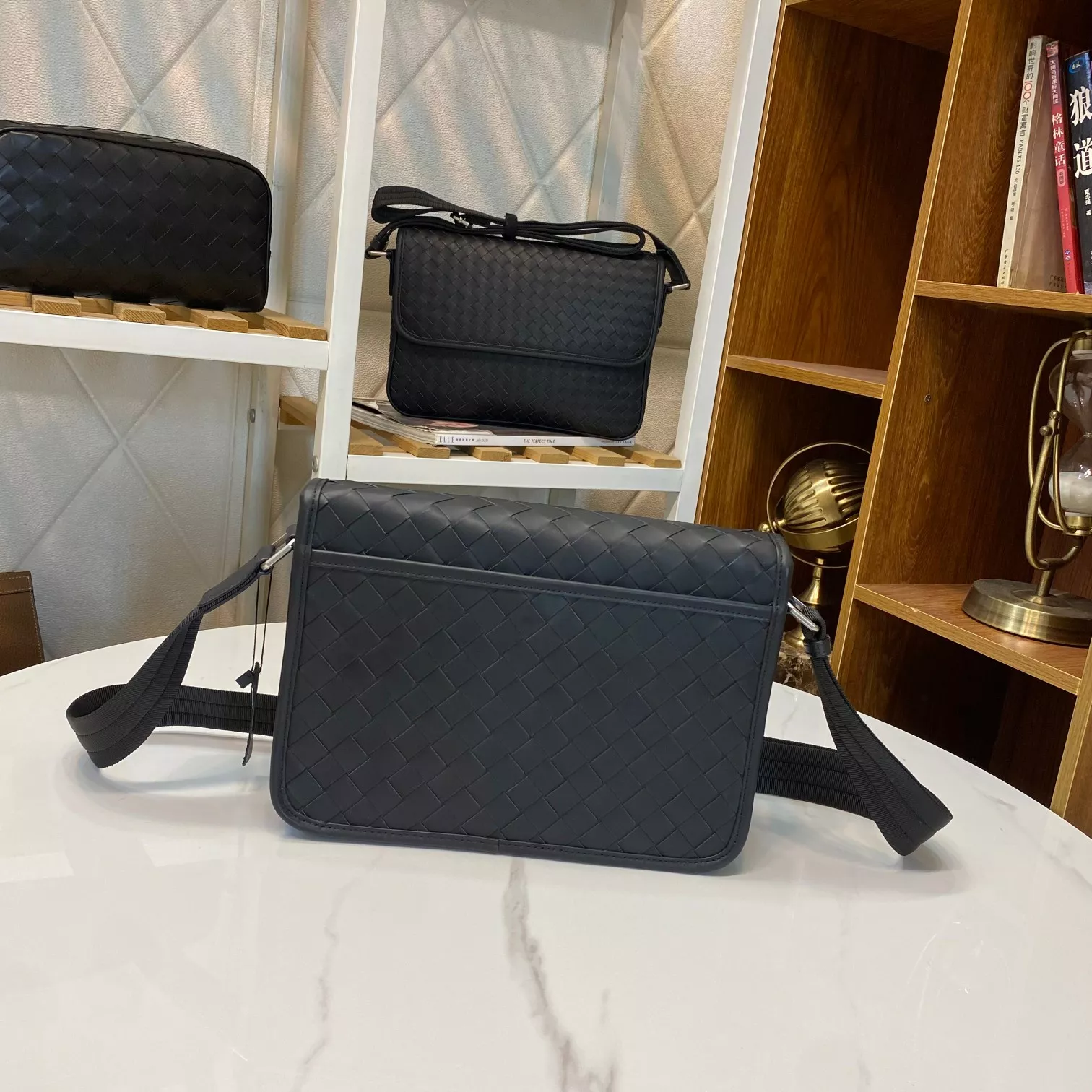 Bottega Veneta AAA Man Messenger Bags DailyWear 9400