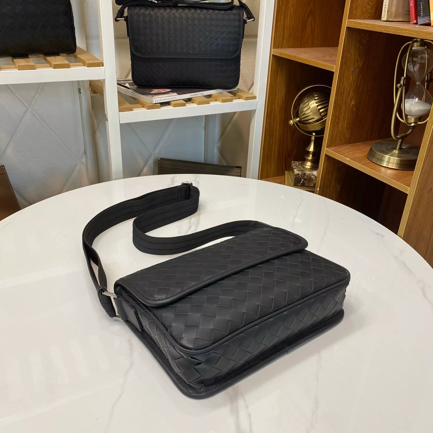 Bottega Veneta AAA Man Messenger Bags DailyWear 9400