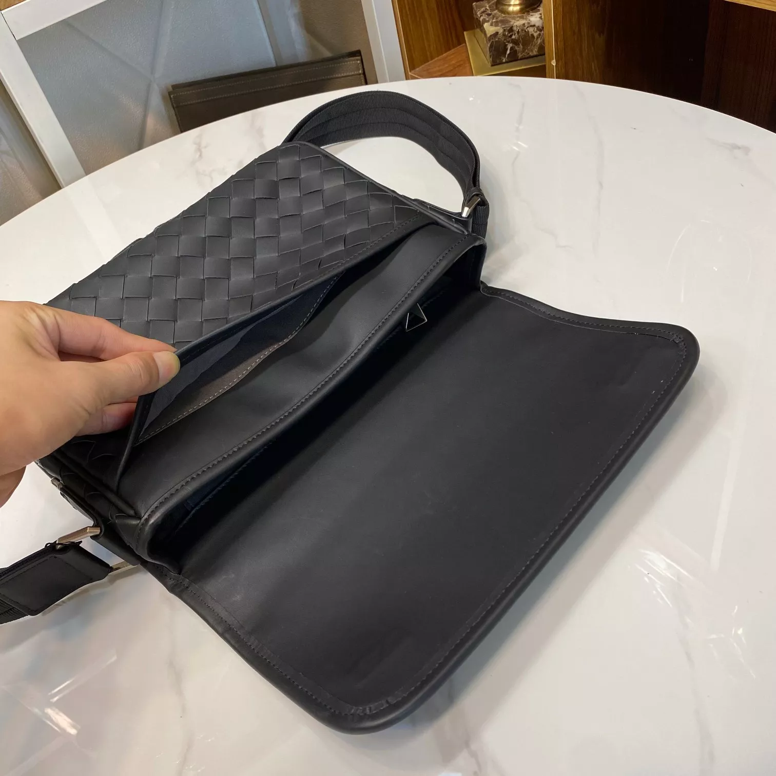 Bottega Veneta AAA Man Messenger Bags DailyWear 9400