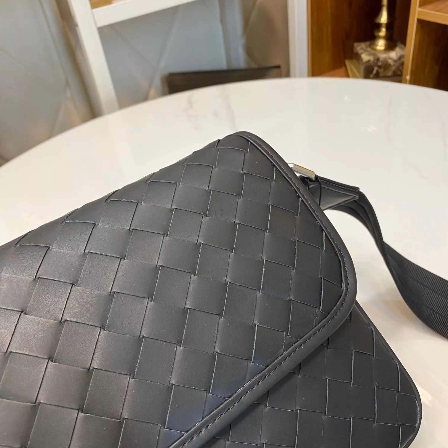Bottega Veneta AAA Man Messenger Bags DailyWear 9400