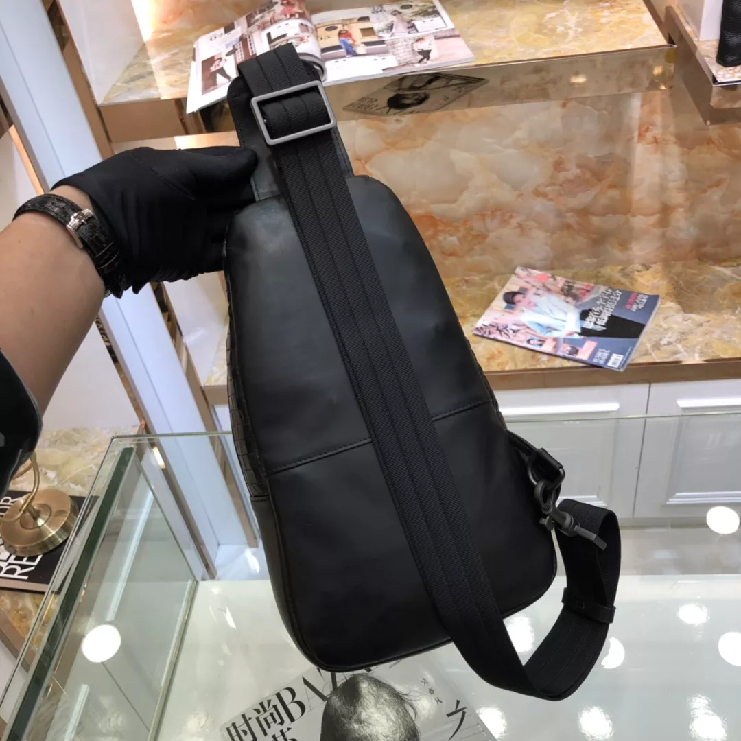 Bottega Veneta AAA Man Messenger Bags Efficient 128
